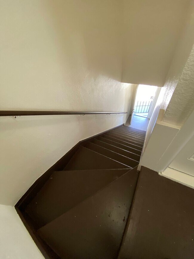 Building Photo - One Bedroom Apartment in Downtown Stockton