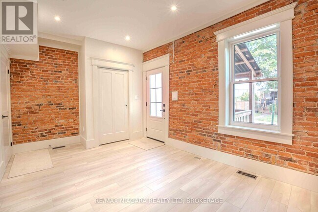 Building Photo - 6 Almond St