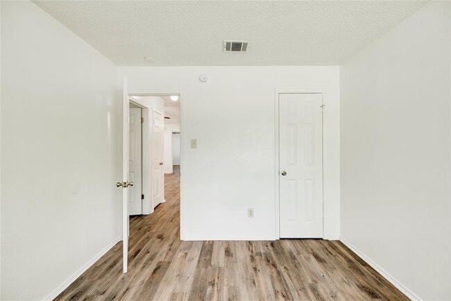 Foto del edificio - 7918 West Gate Blvd