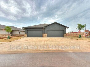 Building Photo - 8016 NW 110th Dr