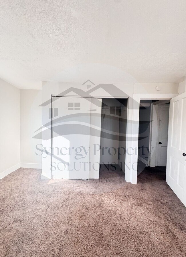 Building Photo - Crestline Home Available Now