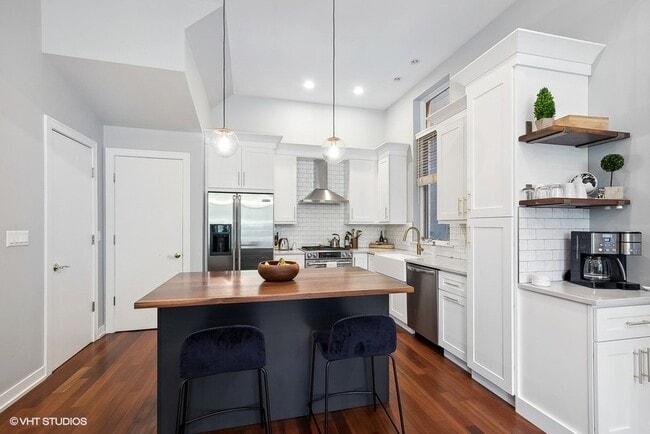 Kitchen - 942 N Winchester Ave