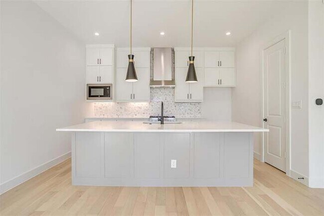2nd Flr Kitchen - 711 W Abram St