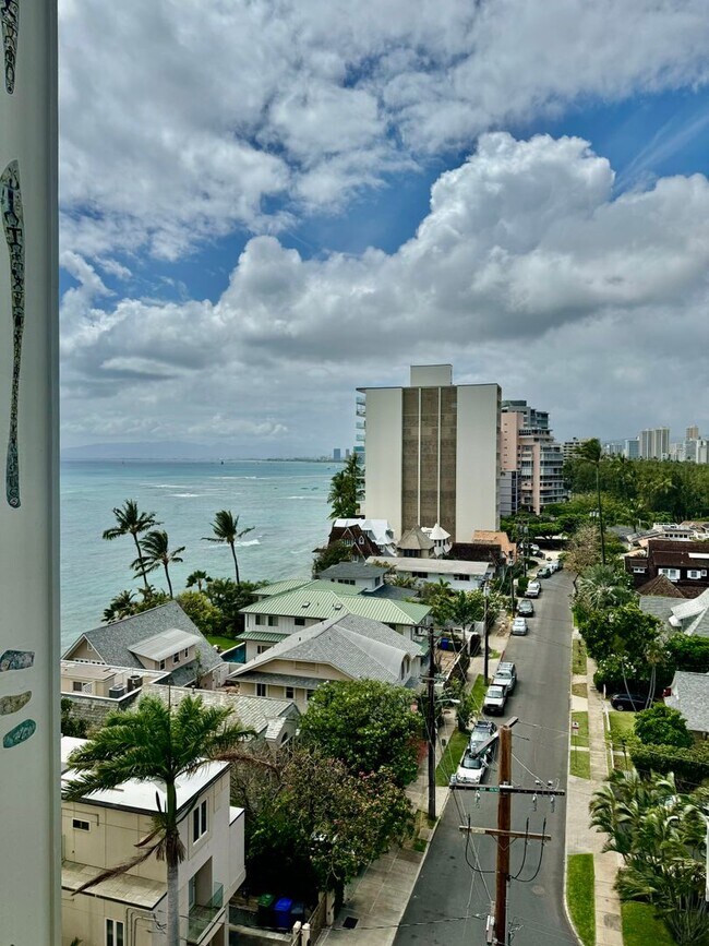 Building Photo - Gold Coast - Spacious Studio, Full Kitchen...