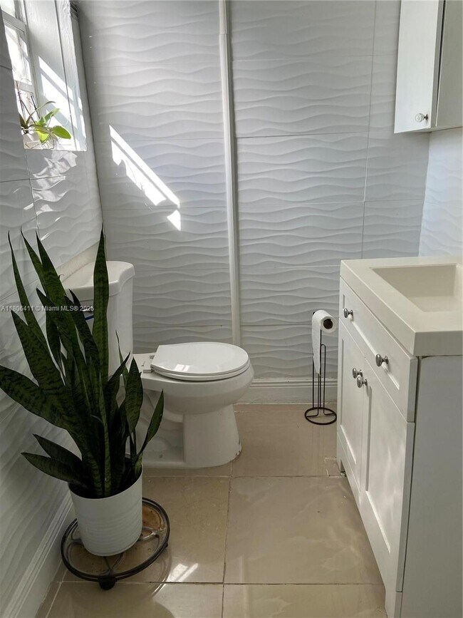 Foto del edificio - 1678 SW 11th St