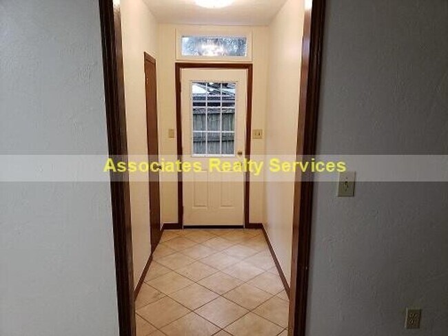 Building Photo - Sublease This Newly Renovated 2 bedroom wi...