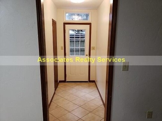 Foto del edificio - Sublease This Newly Renovated 2 bedroom wi...