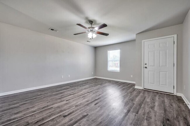 Foto del edificio - 728 The Heights Ln