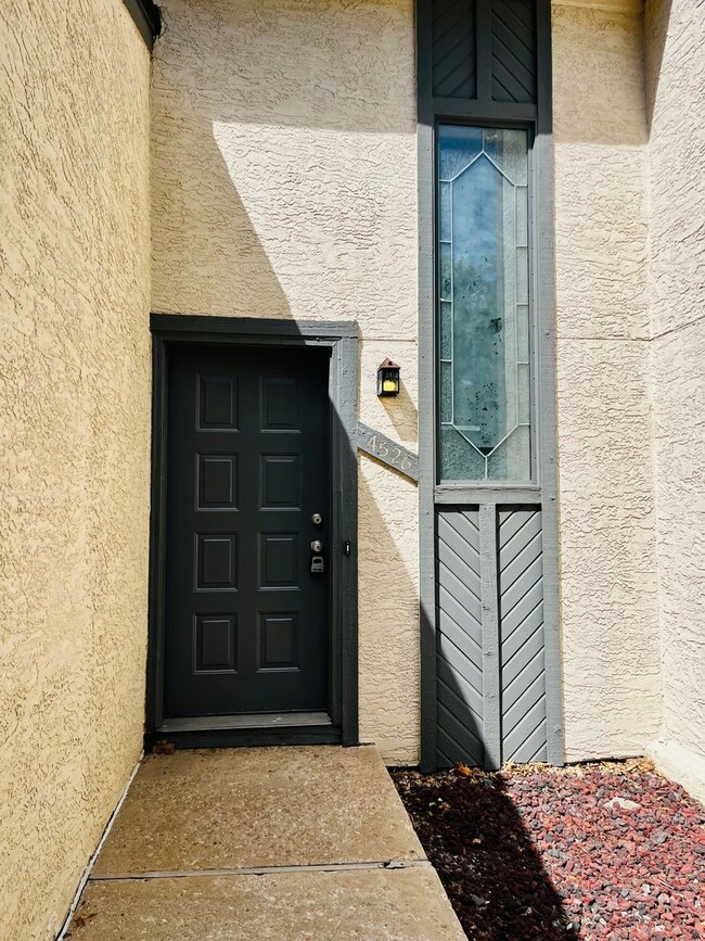 Building Photo - Cozy 2 Bedroom Townhouse Available in Colo...