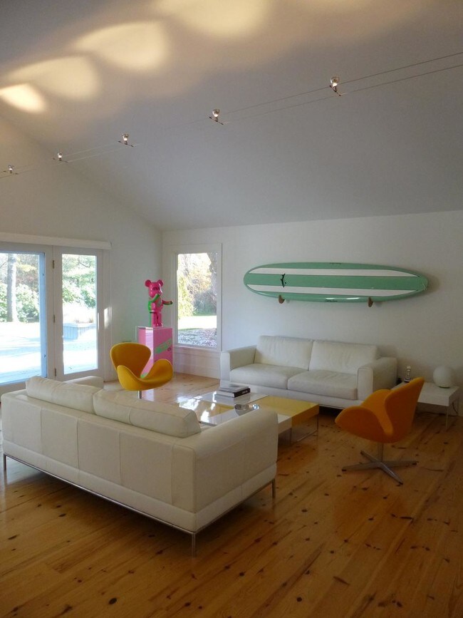 Building Photo - 61 E Hollow Rd