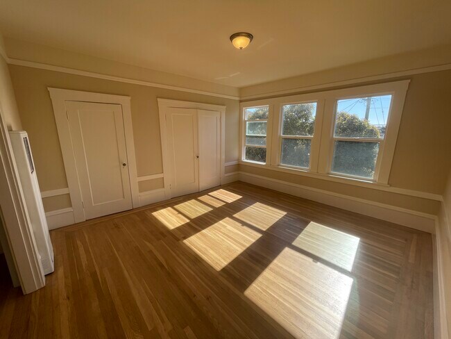 Building Photo - 320 3rd Ave