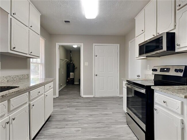 Building Photo - 145 Amberwood Ln