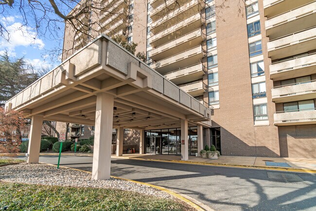 Foto del edificio - 1800 Old Meadow Rd