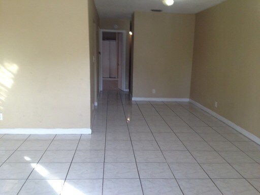 Building Photo - Large 3-2 apartment with central air and h...