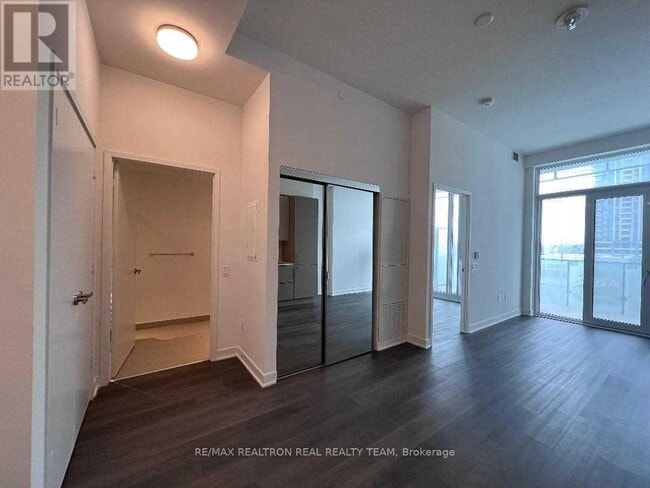 Photo du bâtiment - 3900-3900 Confederation Pkwy