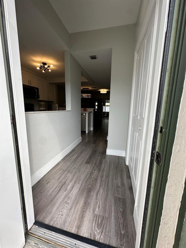 Building Photo - 4912 SW 31st Terrace