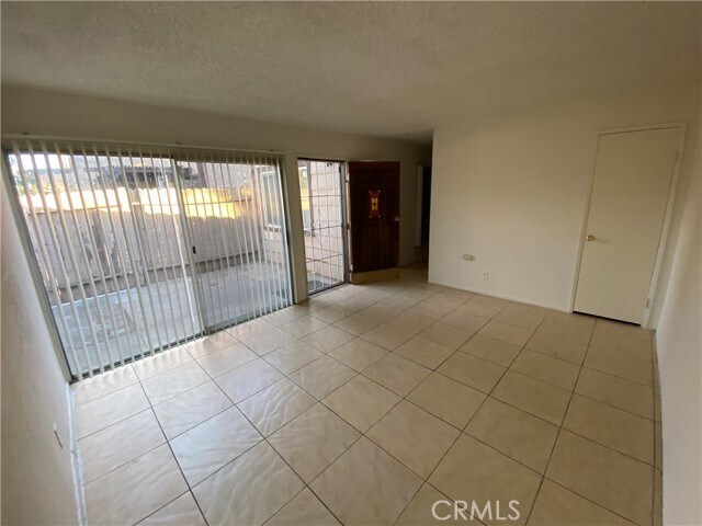 Foto del edificio - 729 S Lark Ellen Ave