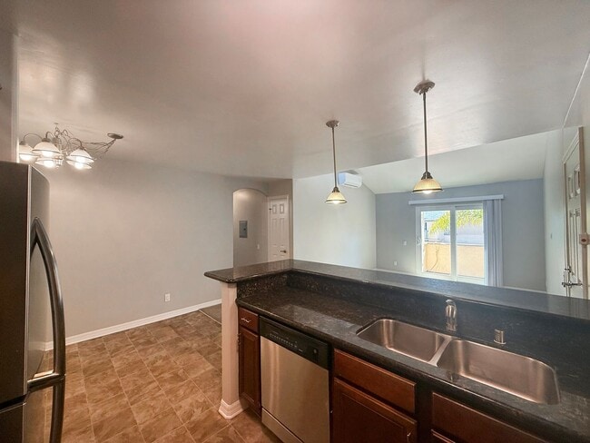 Building Photo - Beautiful 4B/2BA Top Floor Corner Unit wit...