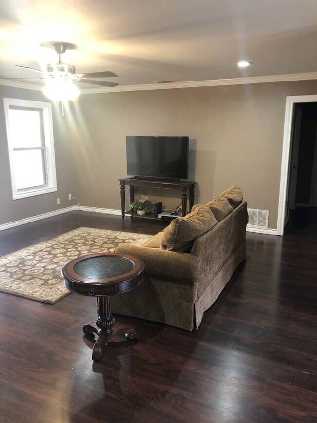 Building Photo - 3212 Reo Dr