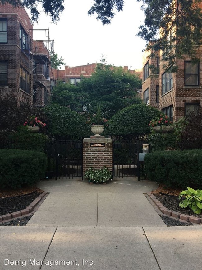 Building Photo - 747 W Brompton Ave