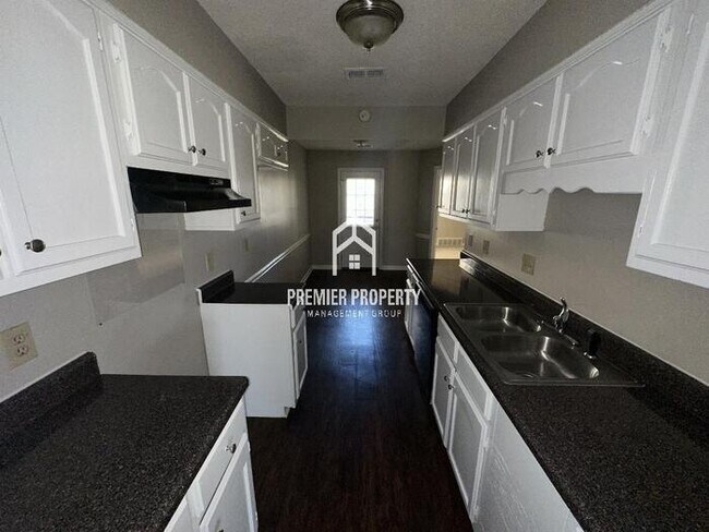 Foto del edificio - 4396 Forest Valley Cove