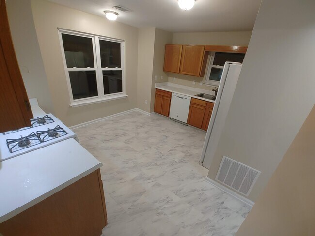 Spacious Kitchen w/Breakfast Area - 2125 Summer Wind Dr SW