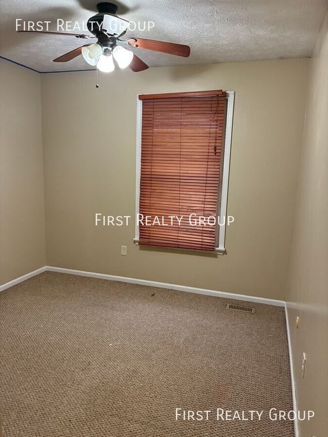 Foto del edificio - 37 W Lytle-Five Points Rd