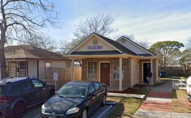 Building Photo - 924 Flores St