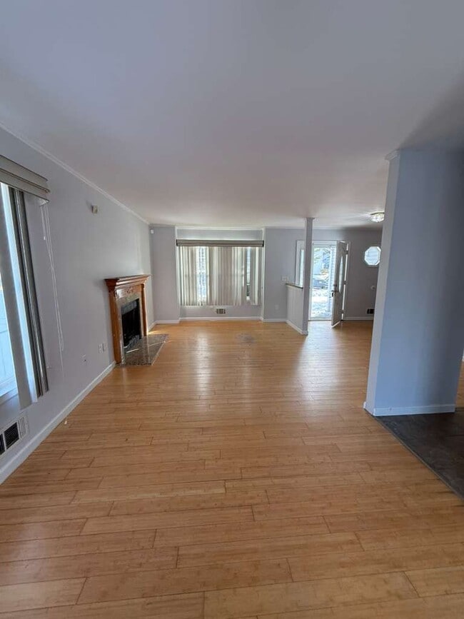 Building Photo - 1 Sunnydale Ct