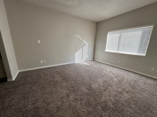 Foto del edificio - Available NOW!