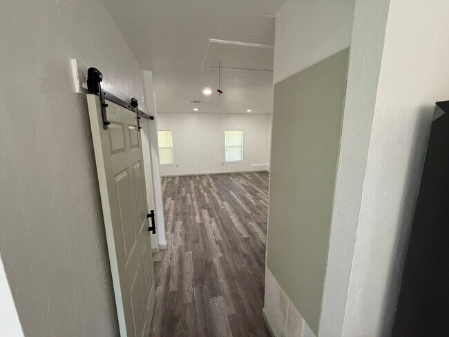 Foto del edificio - Completely remodeled 3 bed 1 & 1/2 bath ho...