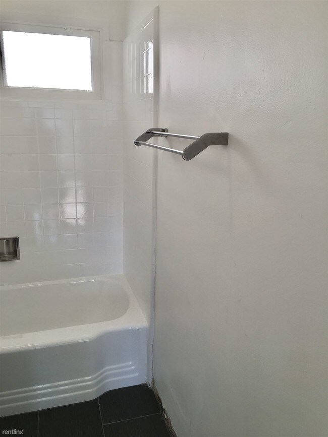Building Photo - 1 br, 1 bath Apartment - 3466 Glendon Avenue