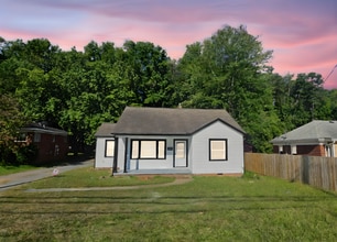 Building Photo - 2722 Eastway Dr