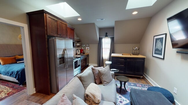 Building Photo - Cozy Fully Furnished Edgehill Apartment- A...
