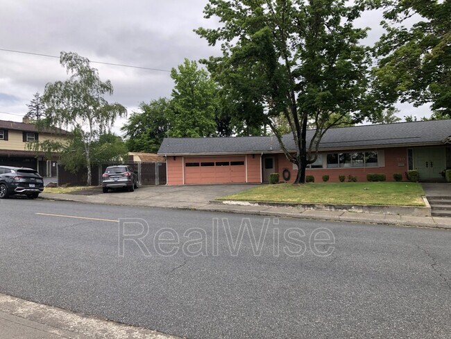 Foto del edificio - 710 NW Midland Ave