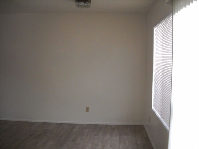 Building Photo - Cute floor level apt