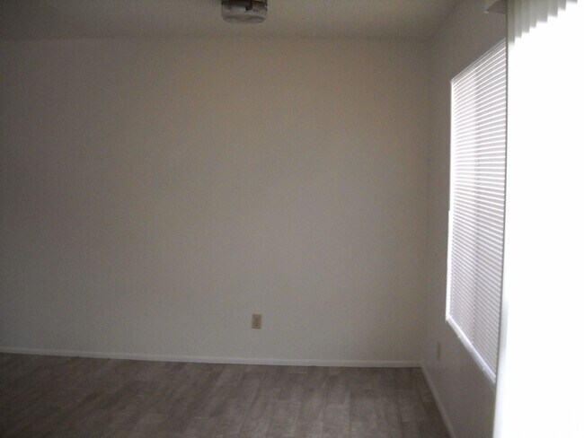 Foto del edificio - Cute floor level apt