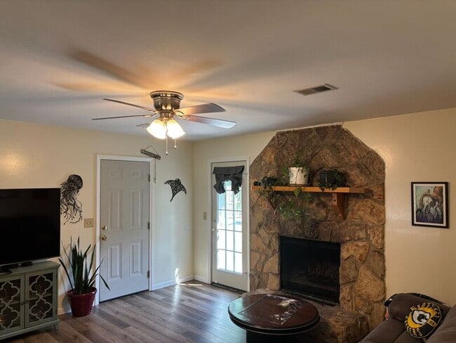 Building Photo - 206 Village Green Cir