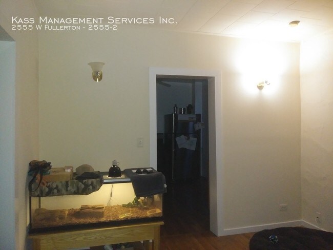 Foto del edificio - 2555 W Fullerton Ave
