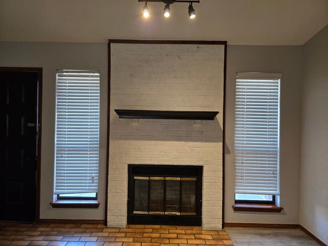 Building Photo - 907 NE Tortoise Dr