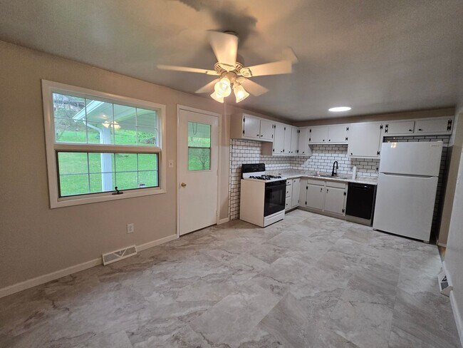Foto del edificio - Beautiful 3 Bedroom Split Entry - Plum School District - AVAILABLE NOW