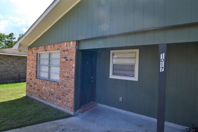 Foto del edificio - Newly updated! 3 bedroom, 2 bath duplex co...