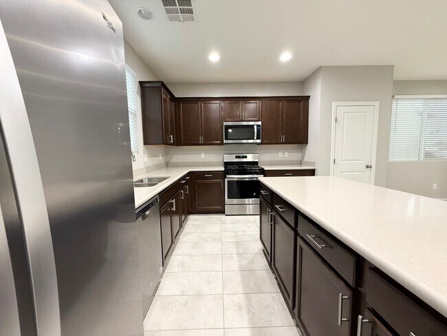 Foto del edificio - 3/BD 2.5/BA Home with Spacious Backyard in...