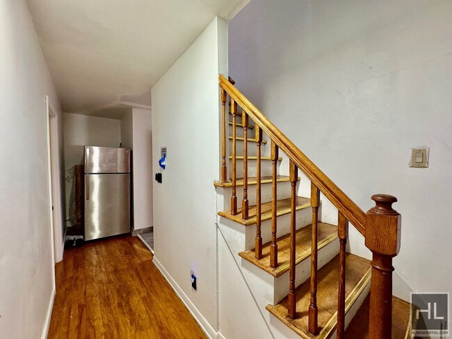 Building Photo - Large 4 bed 2 bed duplex with private balc...