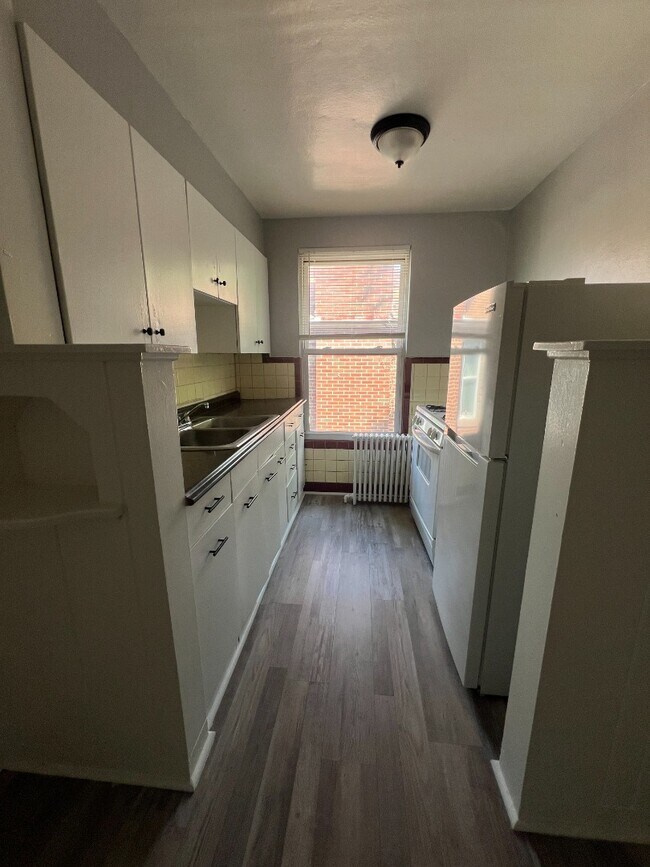 Foto del edificio - Spacious, Newly Updated 1-Bed Near UC & Downtown — Off-Street Parking, Radiant Heat