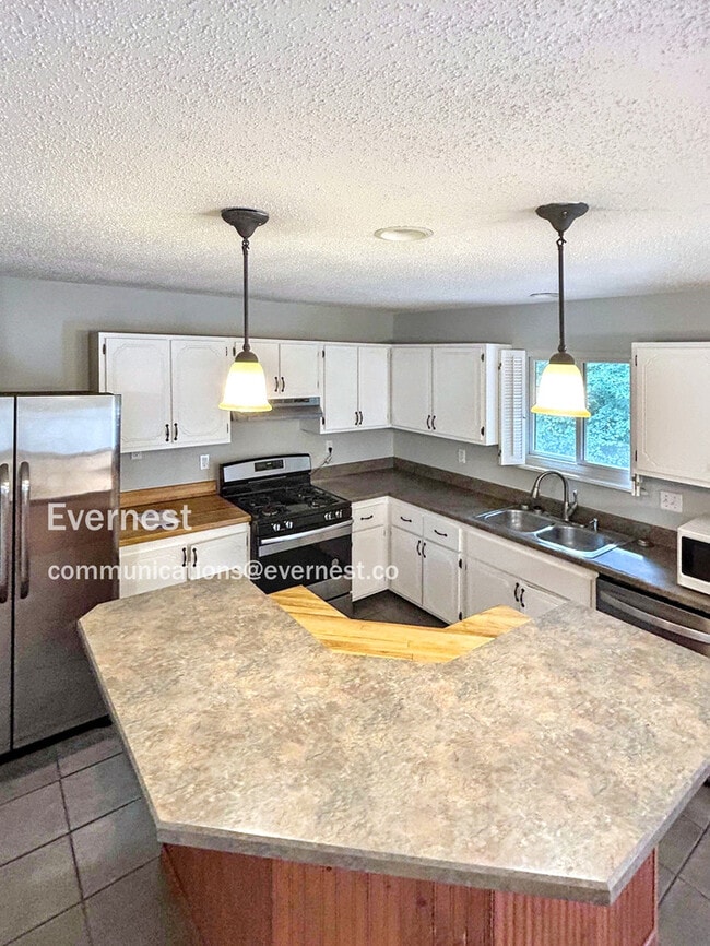 Building Photo - 2012 White Haven Dr