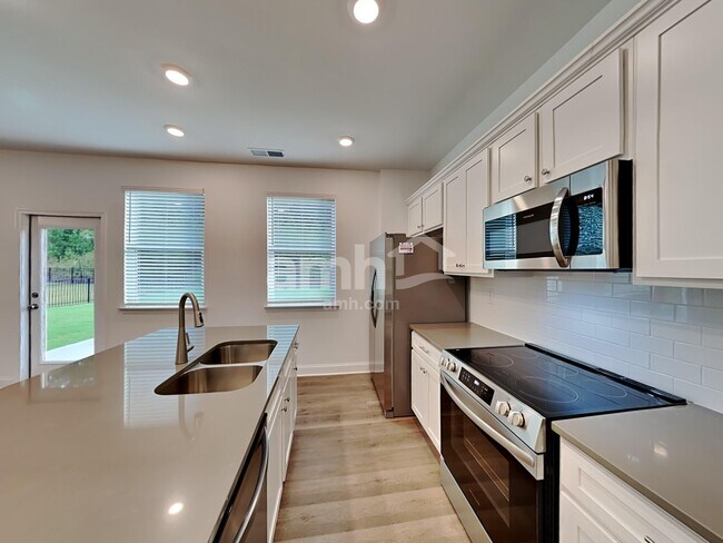 Building Photo - 1043 Highland Walk
