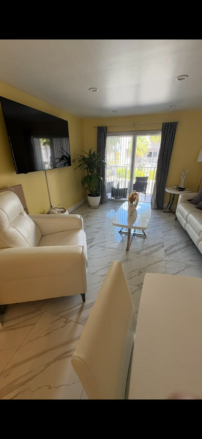 Foto del edificio - 2740 W 76th St