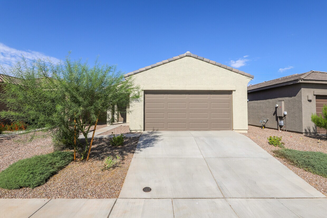 Primary Photo - 4882 E Greenway Wash Dr
