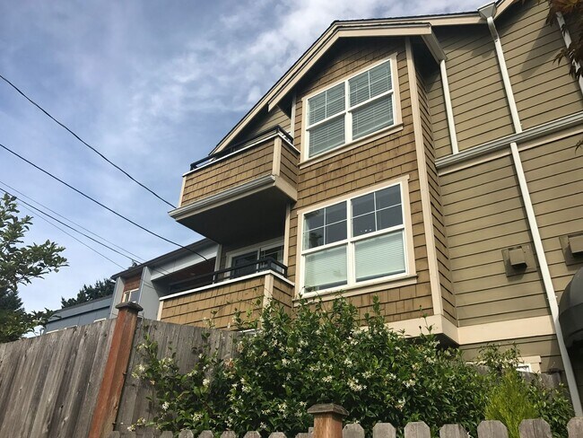 Building Photo - North Green Lake Town Home - Exceptional F...